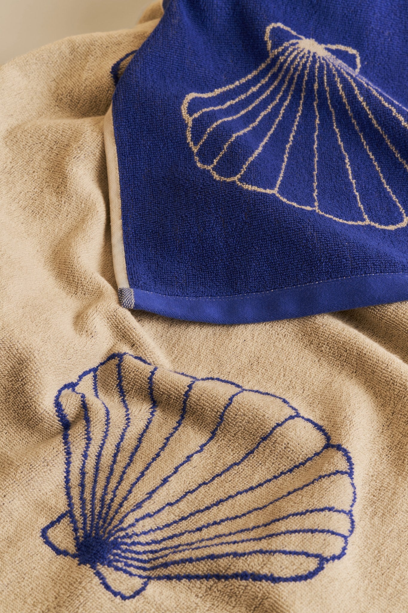 Shell beach towel - Sand/Cartel Blue
