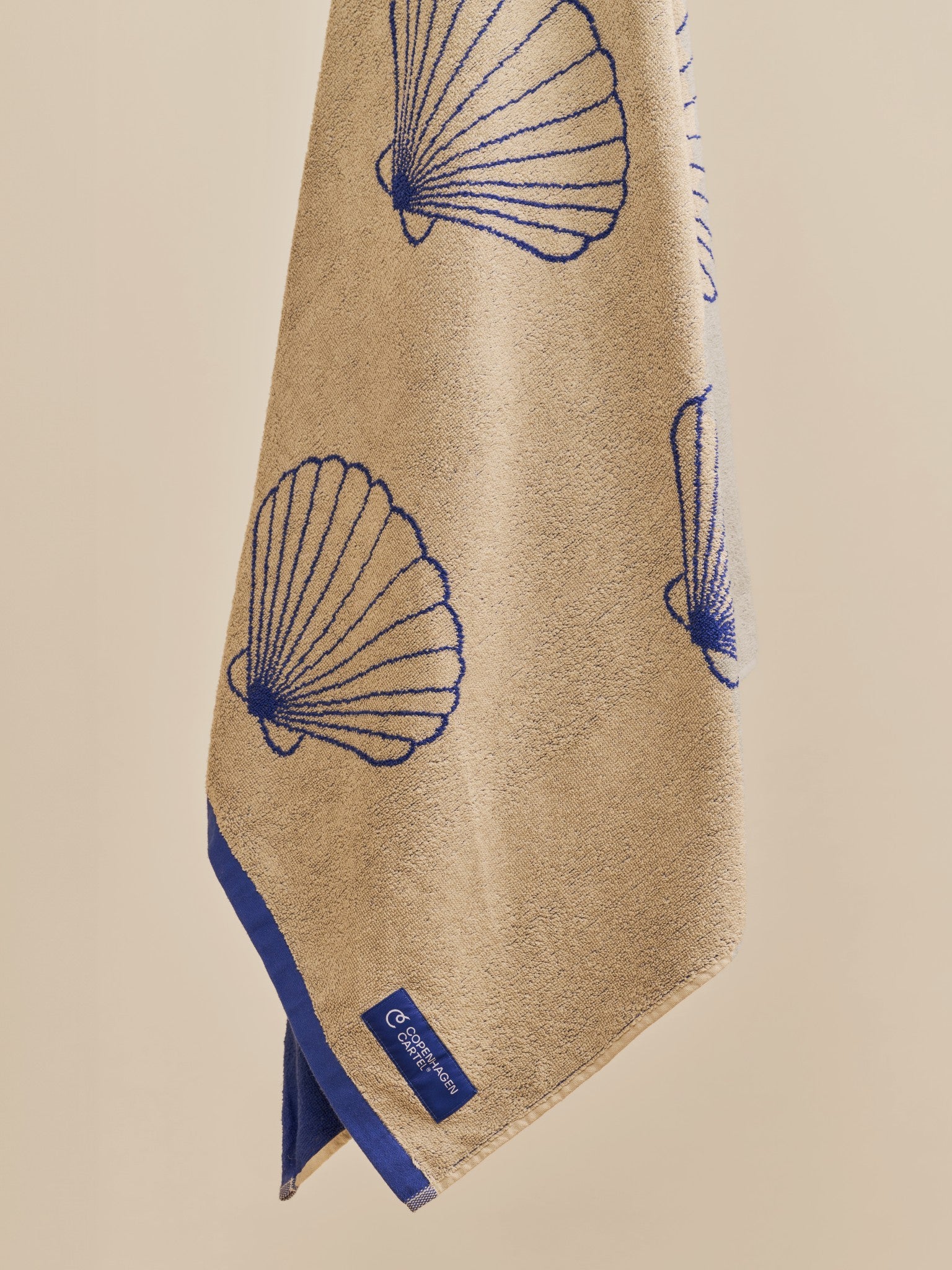 Shell beach towel - Sand/Cartel Blue