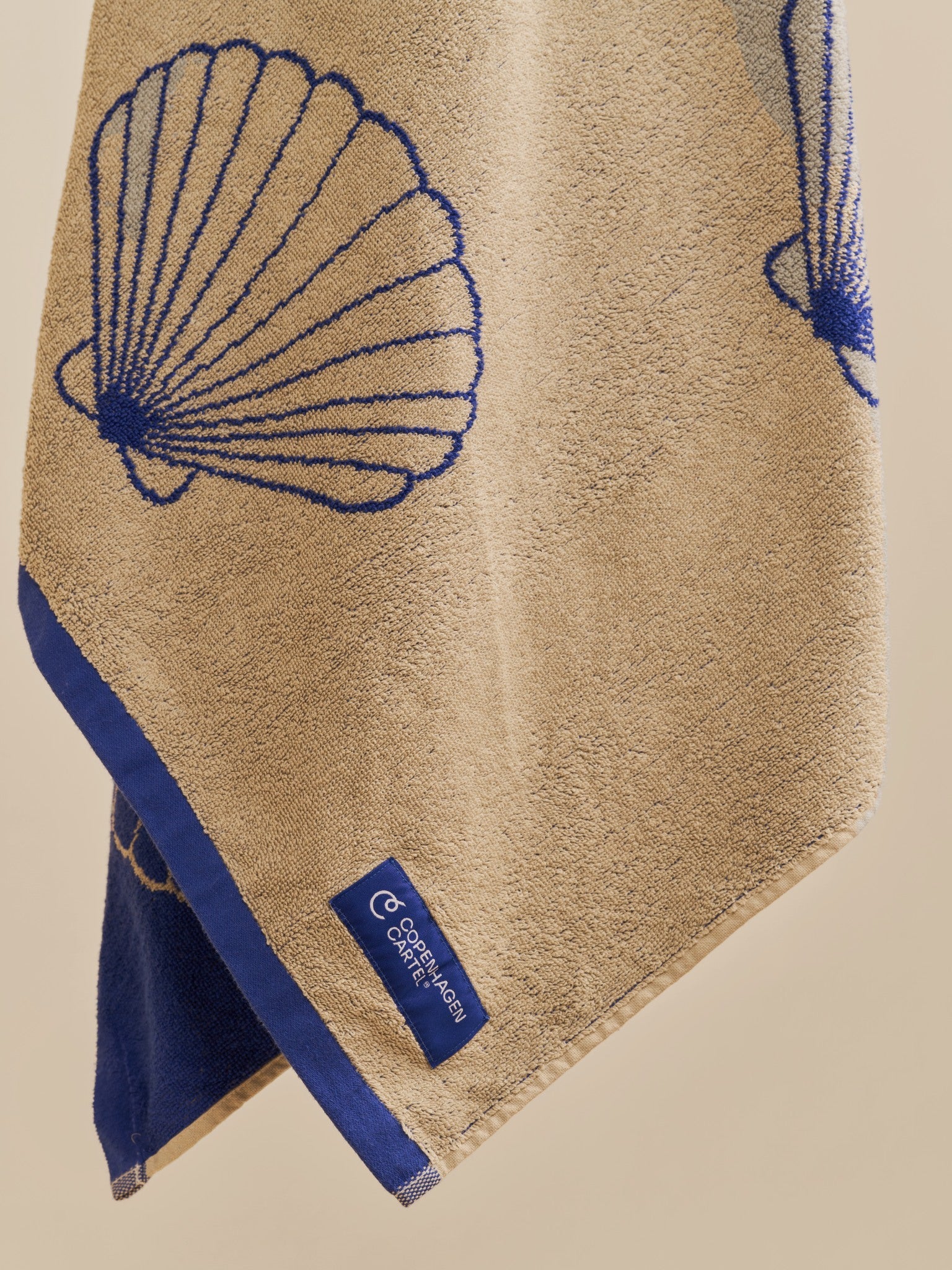 Shell beach towel - Sand/Cartel Blue